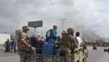 По дороге в ливанский аэропорт туристов сопровождают военные
