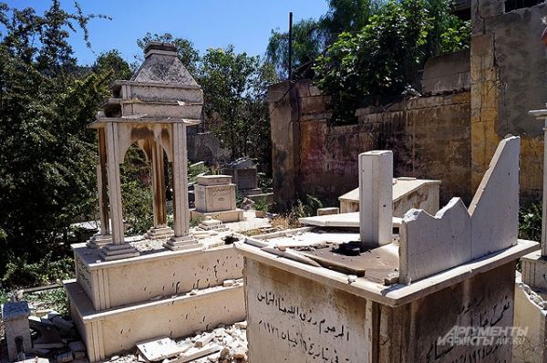 Здесь была война. Боевики осквернили кладбища в Старом Хомсе